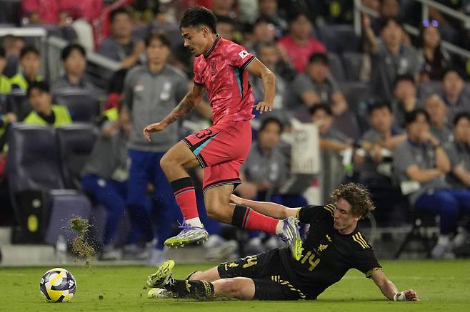 카스트로프가 멕시코전 전반 10분 멕시코 미드필더 마르셀 루이스의 공을 가로챈 후 태클을 피해 드리블을 하고 있다. AP연합뉴스