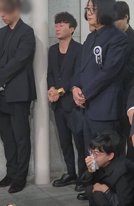 '개그계 대부' '개그맨들의 스승' 등으로 불리는 고(故) 전유성이 발인 영결식과 함께 세상과 마지막 작별을 고했다. 후배개그맨들은 영결식이 진행되는 동안 내내 오열했다. /사진공동취재단, 김용TV