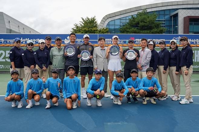 단식 시상식 후 입장자와 대회 관계자들