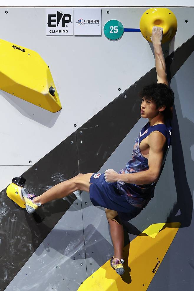 일본 스포츠클라이밍 선수이자 볼더링 세계 랭킹 1위 안라쿠 소라토가 28일 서울 송파구 올림픽체조경기장(KSPO DOME)에서 열린 2025 국제스포츠클라이밍연맹(IFSC) 서울 스포츠클라이밍 세계선수권대회 볼더 남자부 결승 경기에서 코스를 완등한 뒤 기뻐하고 있다./연합뉴스
