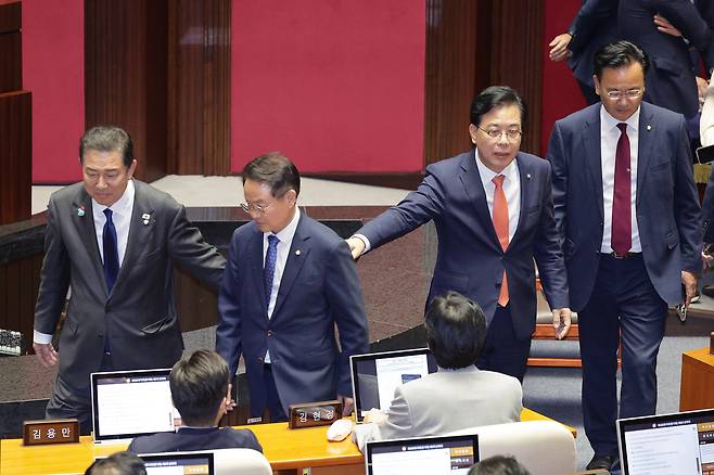 김병기 더불어민주당 원내대표와 송언석 국민의힘 원내대표가 25일 서울 여의도 국회에서 열린 제429회 국회(정기회) 제9차 본회의에서 우원식 의장과 대화한 후 자리로 돌아가고 있다./뉴스1