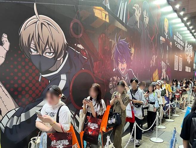 27일 오후 일본 치바현 마쿠하리멧세에서 열린 '도쿄게임쇼 2025' 관람객들이 컴투스의 '도원암귀 크림슨 인페르노' 시연을 대기하고 있다.ⓒ데일리안 이주은 기자