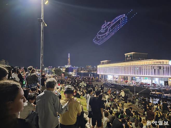지난 14일 서울 광진구 뚝섬한강공원에서 열린 서울드론라이트쇼.  전승훈기자 raphy@donga.com