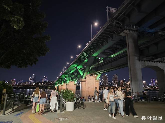 뚝섬한강공원 청담대교 앞에 외국인 관광객들.  전승훈 기자 raphy@donga.com