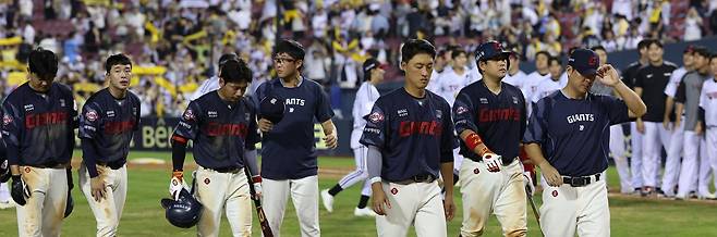 연패 수렁에 빠진 롯데 선수들의 모습.   뉴시스