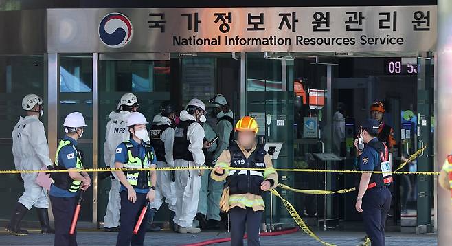 27일 오전 대전 유성구 국가정보자원관리원 화재현장에서 경찰 과학수사대 화재감식 관계자들이 건물 내부로 이동하고 있다. 전산 자원을 통합 관리하는 행정안전부 산하 국가정보자원관리원에서 지난 26일 오후 배터리 교체 작업 중 화재가 발생, 정부 온라인 서비스 70개가 마비됐다. 2025.9.27 뉴스1