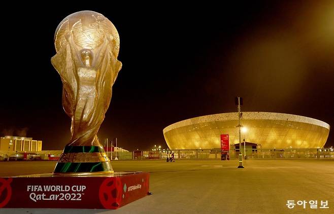 2022 카타르 월드컵 결승전이 열렸던 루사일 스타디움과 조형물. 카타르는 월드컵 개최 비용으로 역대 최대인 282조 원을 쓴 것으로 알려졌다. 동아일보DB