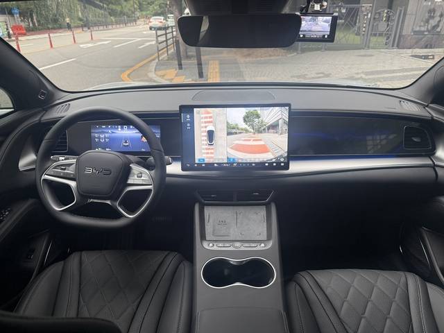 15.6인치의 대화면 센터 디스플레이가 탑재된 BYD 씨라이언 7의 1열 모습. 임주희 기자
