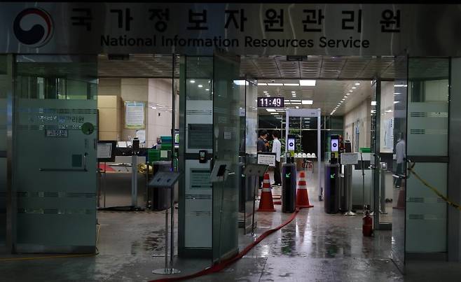 [대전=뉴시스] 강종민 기자 = 28일 화재가 완진된 대전 유성구 국가정보자원관리원 입구. 2025.09.28. ppkjm@newsis.com <저작권자ⓒ 공감언론 뉴시스통신사. 무단전재-재배포 금지.> /사진=뉴시스화상