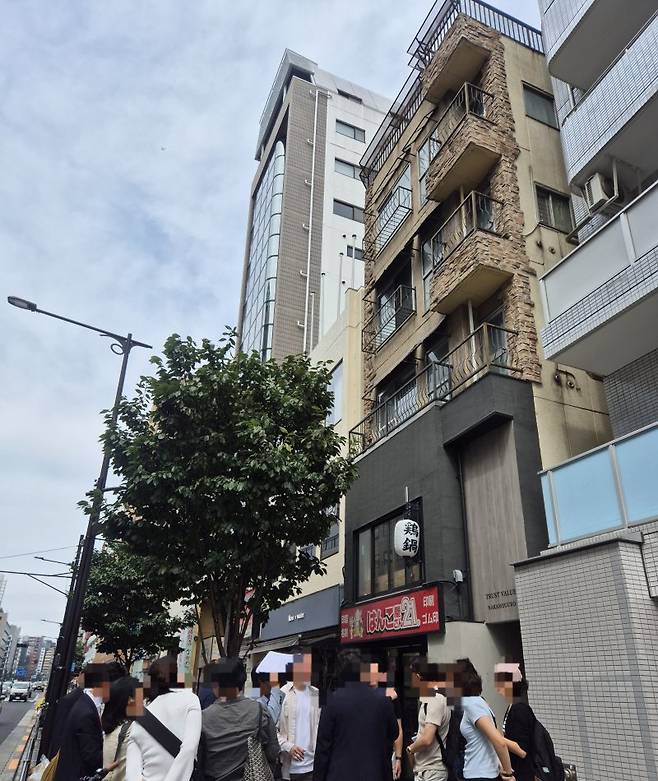 지난 18일 투자자문 기업 클라우드의 '도쿄 부동산 임장 투어' 참가자들이 일본 도쿄에서 매물로 나온 맨션을 살펴보고 있다. 해당 매물은 메구로구 아오바다이에 있는 6층짜리 맨션으로, 매매가는 3억2000만엔(30억1795만원)이다. 사진=전민경 기자