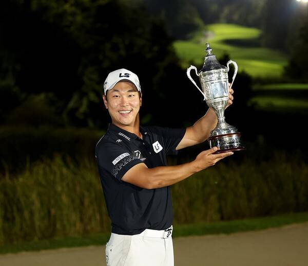 2025년 한국프로골프(KPGA) 투어 현대해상 최경주 인비테이셔널 우승 경쟁을 차지한 전가람 프로가 기념 촬영하는 모습이다. 사진제공=KPGA (사진을 무단으로 사용하지 마십시오.)