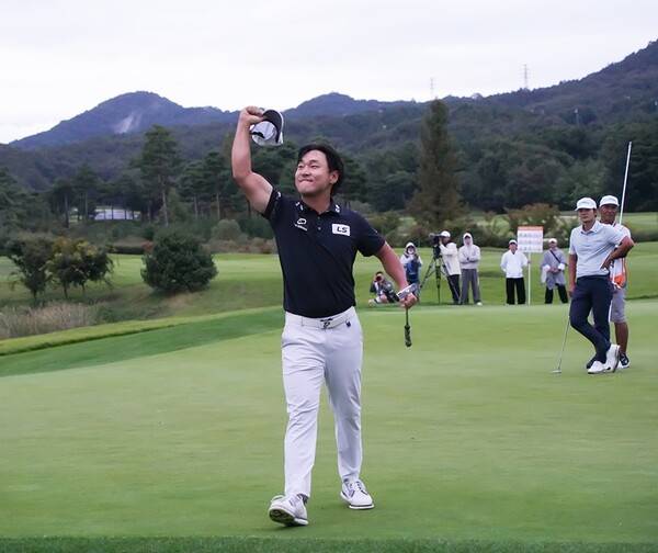 2025년 한국프로골프(KPGA) 투어 현대해상 최경주 인비테이셔널 우승 경쟁을 차지한 전가람 프로가 18번홀에서 버디 퍼트로 우승 세리머니 하는 모습이다. 사진제공=KPGA (사진을 무단으로 사용하지 마십시오.)