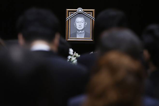 28일 서울 영등포구 여의도 KBS 신관 ‘개그콘서트’ 녹화 스튜디오에서 개그맨 전유성 노제가 엄수되고 있다. 연합뉴스