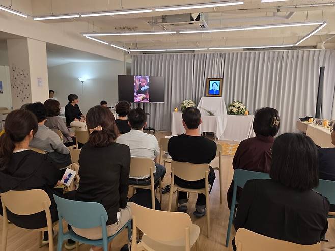 지난 26일 저녁 7시 서울 마포구 성산동에서 강희영씨 아버지의 사망 1주기를 추모하는 ‘애틋한 추모식’이 열리고 있다. 허윤희 기자