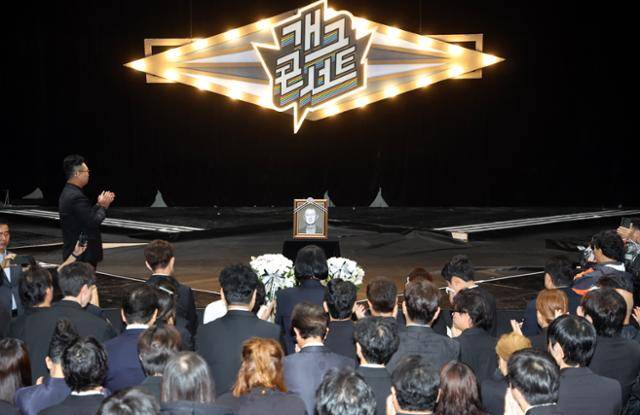 28일 서울 영등포구 여의도 KBS 개그콘서트 녹화 세트장에서 열린 코미디언 고(故) 전유성의 노제에서 후배 코미디언들이 손뼉을 치고 있다. 뉴스1