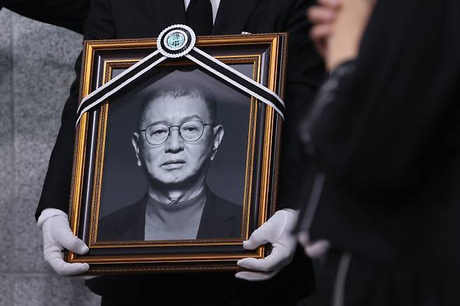 <yonhap photo-5355=""> 영정 든 이홍렬 (서울=연합뉴스) 강민지 기자 = 개그맨 이홍렬이 28일 서울 송파구 서울아산병원 장례식장에서 엄수된 개그맨 전유성 발인식에서 영정 사진을 들고 있다. 2025.9.28 mjkang@yna.co.kr/2025-09-28 08:32:03/ <저작권자 ⓒ 1980-2025 ㈜연합뉴스. 무단 전재 재배포 금지, AI 학습 및 활용 금지></yonhap>