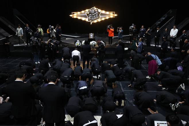 <yonhap photo-5367=""> 고 전유성 추모하는 동료들 (서울=연합뉴스) 강민지 기자 = 28일 서울 영등포구 여의도 KBS 신관 '개그콘서트' 녹화 스튜디오에서 개그맨 전유성 노제가 엄수되고 있다. 2025.9.28 mjkang@yna.co.kr/2025-09-28 08:37:36/ <저작권자 ⓒ 1980-2025 ㈜연합뉴스. 무단 전재 재배포 금지, AI 학습 및 활용 금지></yonhap>