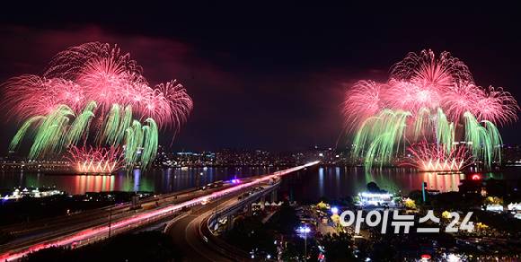 '쌍둥이 불꽃' 27일 저녁 서울 여의도 한강공원 일대에서 열린 '한화와 함께하는 서울세계불꽃축제 2025'에서 이탈리아팀의 불꽃 연출이 밤 하늘을 수 놓고 있다. [사진=정소희 기자]