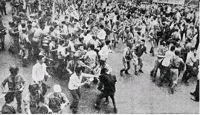 1963년 6월 3일 서울 시내에 모인 1만5000여 명의 대학생이 “굴욕적인 한일회담을 중지하라”며 박정희 대통령 하야 등을 요구하는 한일회담 반대시위를 벌였다. [중앙포토]