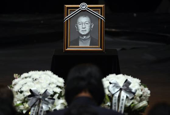 28일 서울 영등포구 KBS 신관에서 열린 고(故) 전유성의 노제에 고인의 영정이 놓여져 있다. 뉴스1.