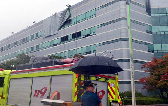 대전 국가정보자원관리원 화재로 초비상이 걸린 28일 화재 현장에서 관계자들이 파손된 유리창을 방수포로 덮고있다. 김성태 객원기자