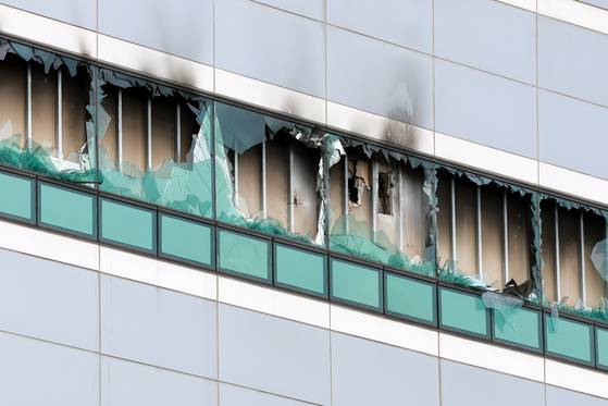 27일 대전 유성구 국가정보자원관리원(국정자원) 전산실 창문이 화재로 깨져 있다.   전날 정부 전산시스템이 있는 국정자원에서 무정전·전원 장치(UPS)용 리튬이온배터리 화재가 발생해 정부 전산 서비스가 대규모로 마비됐다. 연합뉴스