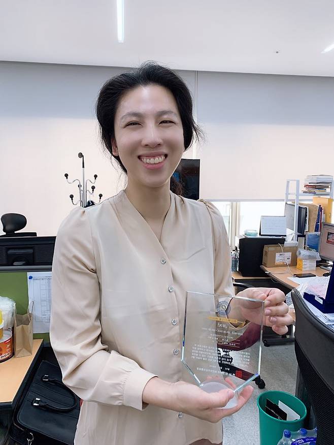 유고운씨가 2019년 4월 ‘이달의 좋은 프로그램상’을 받은 뒤 웃고 있다. 본인 제공