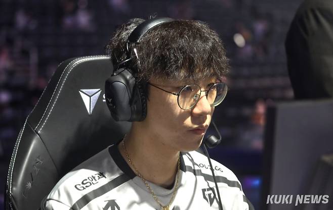 ‘룰러’ 박재혁이 27일 인천 인스파이어 아레나에서 경기 전 장비를 점검하고 있다. 김영건 기자