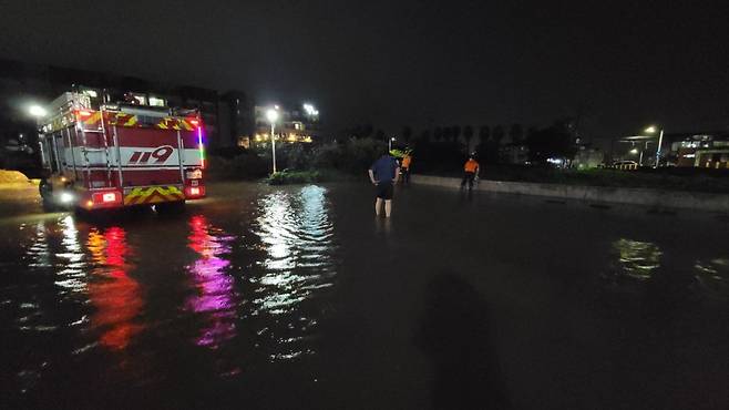 28일 새벽 갑자기 내린 비로 제주시 도두2동의 한 공동주택 주차장에 물이 고여 소방당국이 배수 작업을 진행하고 있다. 제주소방안전본부 제공