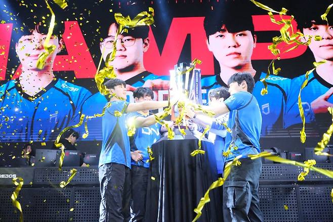 PWS 페이즈2 우승 후 기뻐하는 선수단. 크래프톤 제공