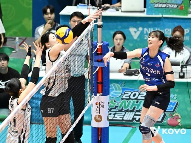 화성 IBK기업은행의 이주아(오른쪽)가 28일 전남 여수 진남체육관에서 열린 한국도로공사와 ‘2025 여수·NH농협컵 프로배구대회’ 결승전에서 스파이크를 시도하고 있다. KOVO 제공