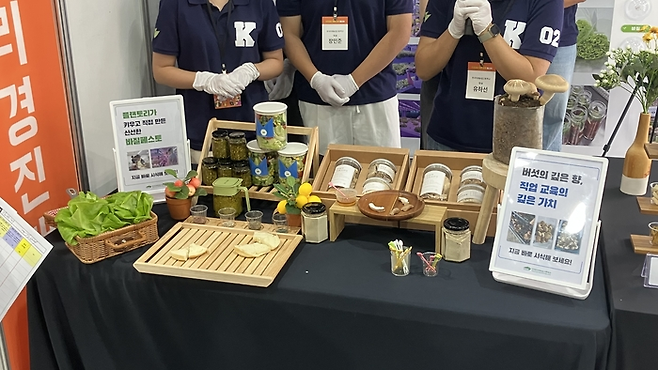 지난 16일 서울 서초구 양재동 aT센터에서 열린 ‘2025 고졸성공 취업·창업 페스타’에서 한국미래농업고 플랜토리 동아리 학생들이 상품을 설명하고 있다. [전지원 인턴기자]