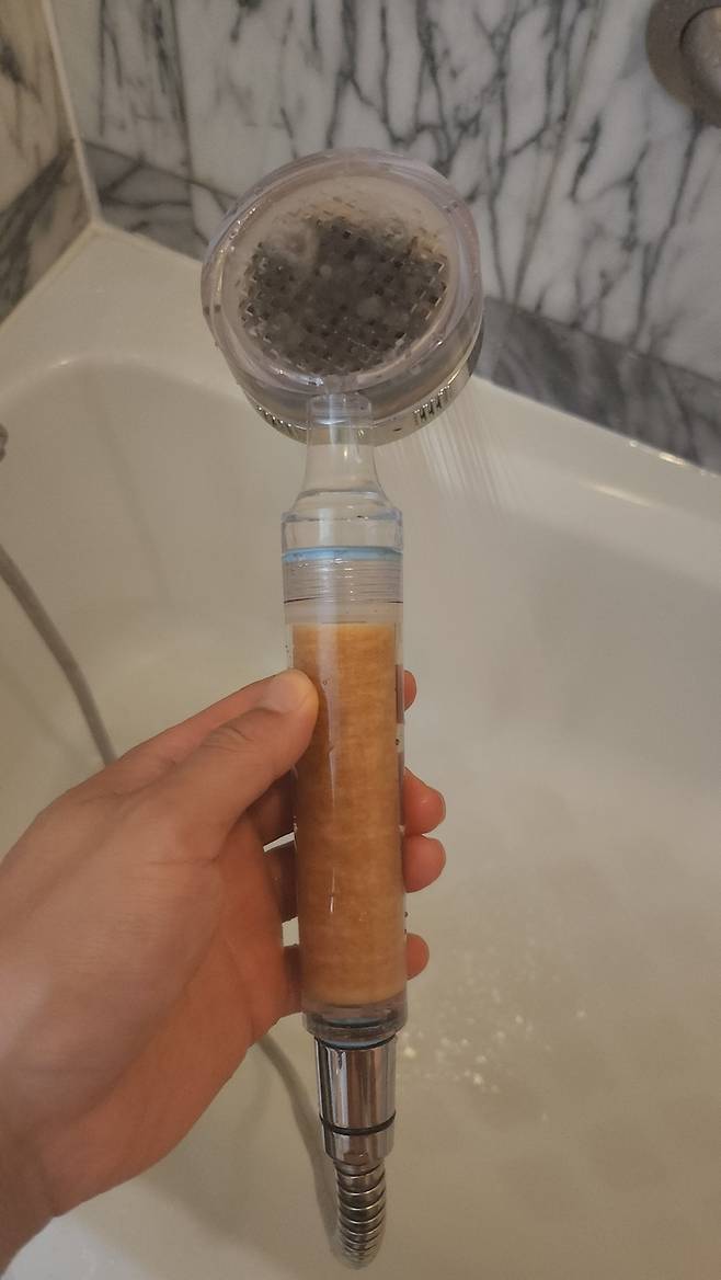 마리아나비치 리조트에서 4일간 묵으면서 사용한 샤워필터. 해외 리조트에서 이 정도로 변한적은 없었던 것 같다. 안병준 기자