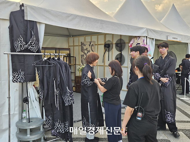 인기 애니메이션 ‘케이팝 데몬 헌터스’에 등장한 저승사자 아이돌의 복장을 체험하는 일본인들 [도쿄 이승훈 특파원]