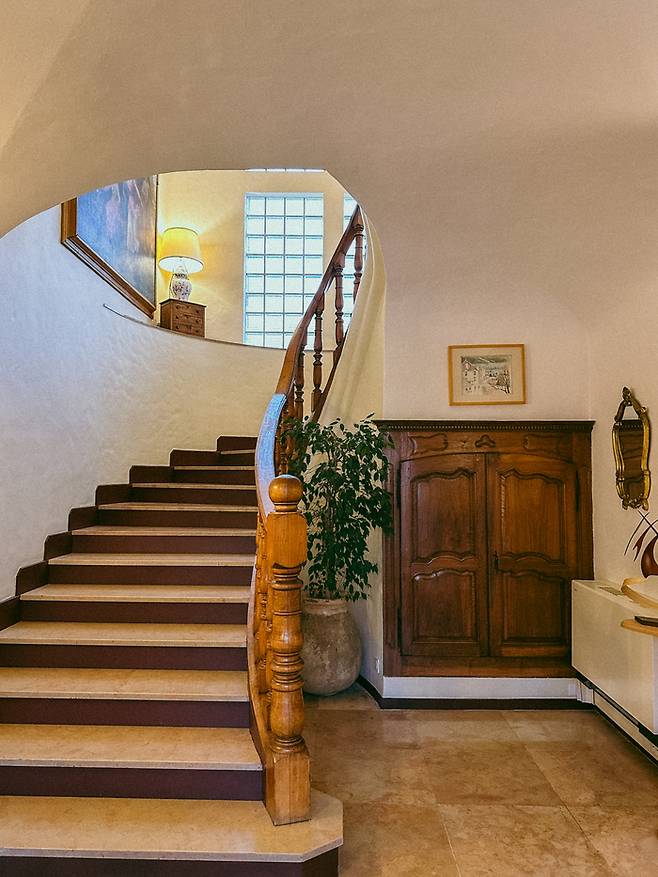 호텔 로비 계단 / 사진=권효정 여행+ 기자