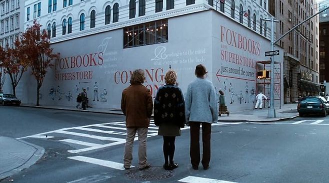 압도적 규모의 폭스앤선즈를 보며 주인공은 긴장한다. [IMDb]