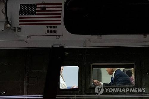 24일(현지시간) 백악관에 도착한 미국 대통령 전용 헬기 ‘마린 원’에서 도널드 트럼프 대통령이 멜라니아  여사에게 삿대질하고 있는 모습. AFP 연합뉴스