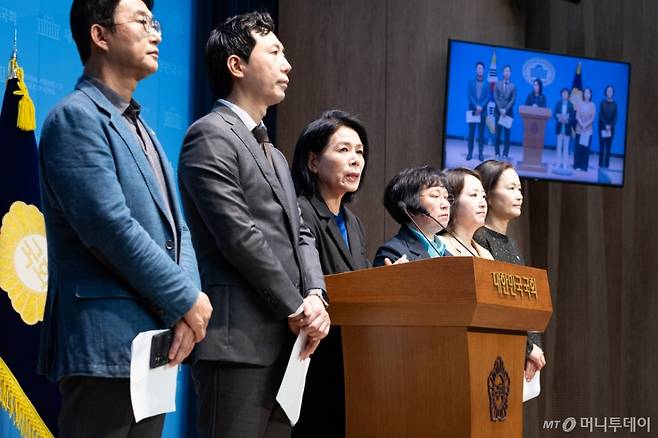 (서울=뉴스1) 유승관 기자 = 최민희 국회 과학기술정보방송통신위원장과 더불어민주당, 조국혁신당 과방위원들이 28일 서울 여의도 국회 소통관에서 방송미디어통신위원회 설치법 의결 관련 기자회견을 하고 있다. 왼쪽부터 더불어민주당 노종면, 이정헌, 최 위원장, 김현, 이주희, 조국혁신당 이해민 의원. 2025.9.28/뉴스1  Copyright (C) 뉴스1. All rights reserved. 무단 전재 및 재배포,  AI학습 이용 금지. /사진=(서울=뉴스1) 유승관 기자