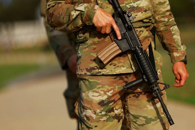 8월28일(현지시간) 미국 웨스트버지니아 주 방위군 소속 한 병사가 28일 무장한 상태로 워싱턴DC 내셔널 몰을 순찰하며 총기를 들고 있다. /로이터=뉴스1