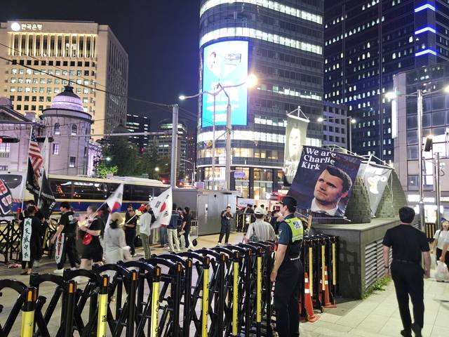 26일 서울 중구 명동 주한 중국대사관 인근에서 강성 보수 성향 단체 민초결사대가 반중 시위를 벌이는 가운데 시위대가 최근 피살된 미국 우파 활동가 찰리 커크 사진을 들고 있다. 연합뉴스