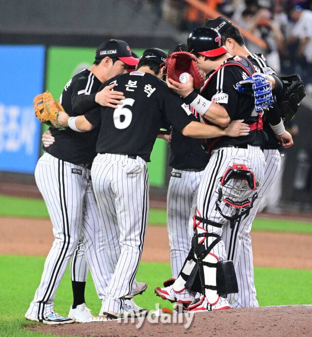 2025년 9월 27일 오후 대전 한화생명 볼파크에서 열린 '2025 신한 SOL뱅크 KBO 리그' LG 트윈스와 한화 이글스의 경기. LG가 9-2로 승리한 뒤 기뻐하고 있다./대전 = 유진형 기자