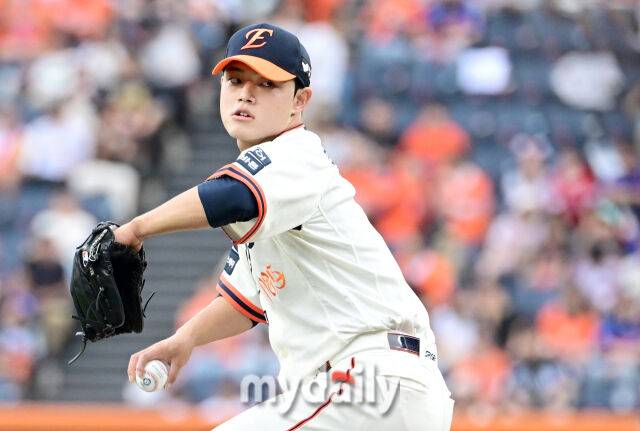 2025년 9월 27일 오후 대전 한화생명 볼파크에서 열린 '2025 신한 SOL뱅크 KBO 리그' LG 트윈스와 한화 이글스의 경기. 한화 선발투수 문동주가 역투하고 있다./대전 = 유진형 기자