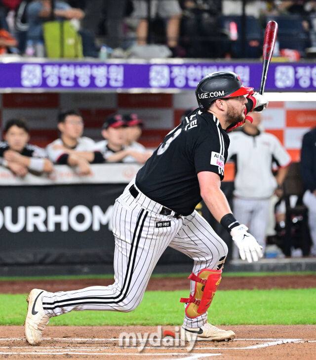 LG 오스틴이 2년 연속 30홈런을 기록한 구단 최초의 타자가 되고 있다 / 대전 = 유진형 기자 zolong@mydaily.co.kr
