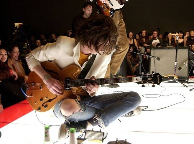 스트록스의 음악 속 정서들은 결코 장광설처럼 늘어지지 않는다. 이들의 노래는 대체로 4분을 넘지 않는 러닝타임 속 빠른 비트와 속도감 있는 전개로 감정을 단숨에 밀어붙임으로써 곡이 정서의 밀도에 못 이겨 지루하고 심각해지기 전에 록의 직선적 문법을 활용해 모든 것들을 재빠르게 정리해낸다. [게티이미지/Photo by J.Vespa]