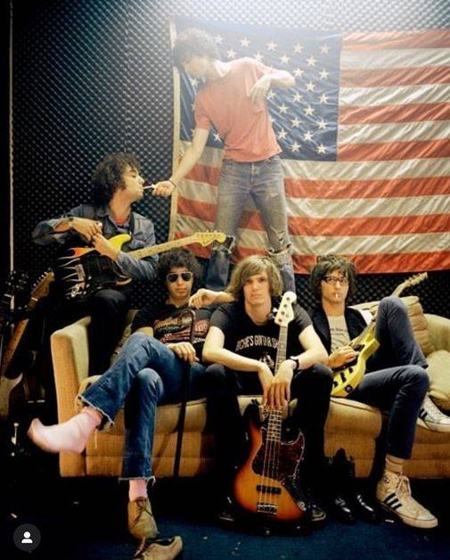 결국 스트록스의 음악이 남긴 가장 큰 유산은 ‘쿨함’이라는 정체성의 확립으로 국한되지 않는다. 표면의 무심함 뒤에 감춰진 고통과 고독, 무력감은 개인의 감정 기록이 아닌 동시대 젊은 세대가 공유한 정서를 압축한 문서이자 풍경이었다. [스트록스 공식 인스타그램 캡처]