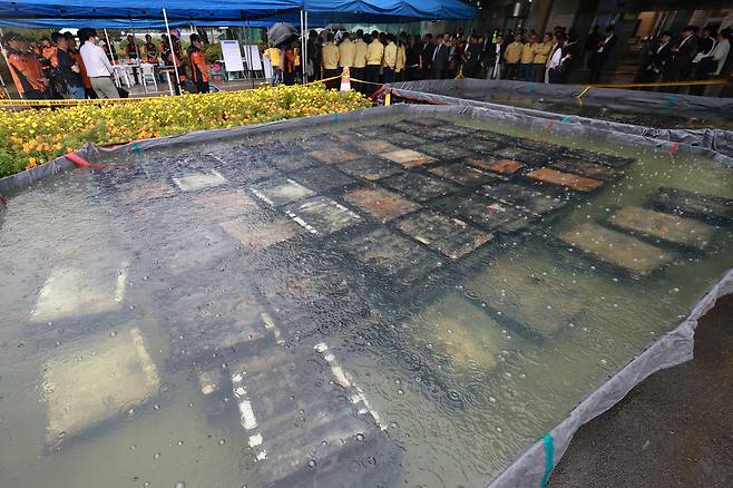 28일 대전 유성구 국가정보자원관리원 화재로 인해 불에 탄 리튬이온 배터리가 소화수조에 담겨 있다. [연합]