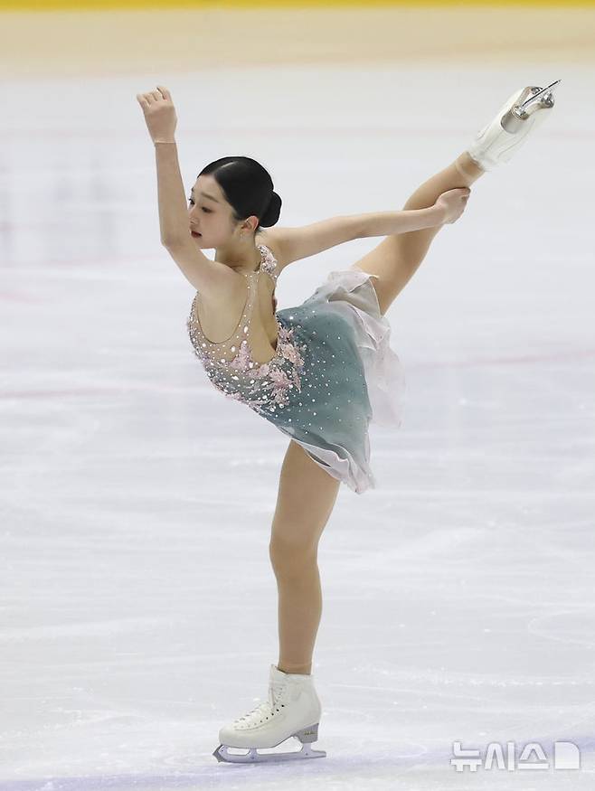 [의정부=뉴시스] 김근수 기자 = 신지아(세화여고)가 1일 경기 의정부실내빙상장에서 열린 2024 KB금융 전국남녀 피겨스케이팅 회장배 랭킹대회 여자 시니어 부문 프리스케이팅에서 연기를 펼치고 있다. 2024.12.01. ks@newsis.com