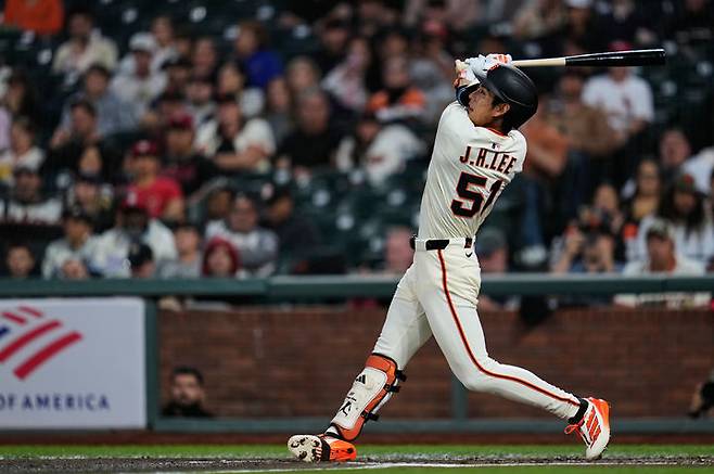 [샌프란시스코=AP/뉴시스] 샌프란시스코 자이언츠의 이정후가 24일(현지 시간) 미 캘리포니아주 샌프란시스코 오라클 파크에서 열린 2025 메이저리그 세인트루이스 카디널스와의 경기 2회 말 2루타를 치고 있다. 2025.09.25.