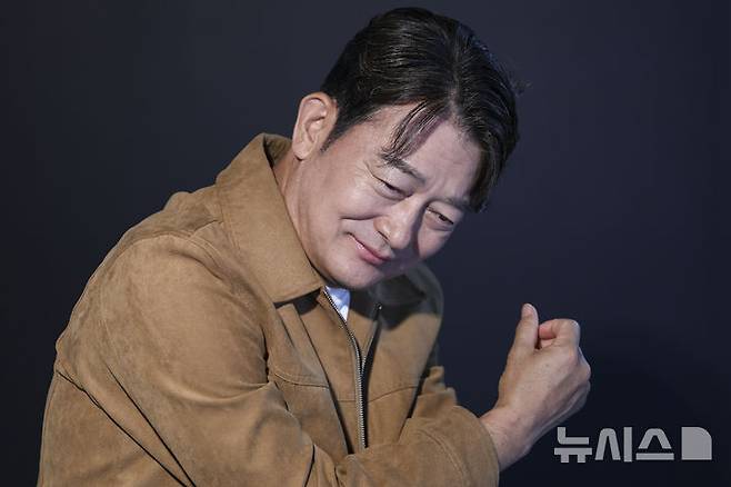 [서울=뉴시스] 조성우 기자 = 드라마 '사마귀: 살인자의 외출' 배우 조성하(최중호 역)가 지난 26일 서울 마포구 순이엔티 사옥에서 뉴시스와 인터뷰에 앞서 포즈를 취하고 있다. 2025.09.28. xconfind@newsis.com
