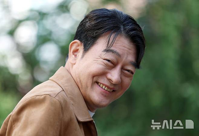 [서울=뉴시스] 조성우 기자 = 드라마 '사마귀: 살인자의 외출' 배우 조성하(최중호 역)가 지난 26일 서울 마포구 순이엔티 사옥에서 뉴시스와 인터뷰에 앞서 포즈를 취하고 있다. 2025.09.28. xconfind@newsis.com